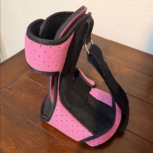 Pink and Black Women's plantar fasciitis night splint